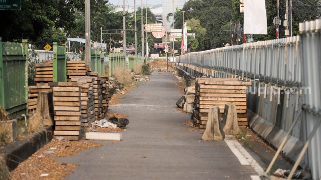 Suasana di tempat proyek pembangunan LRT di kawasan Pasar Rumput, Jakarta, Senin (12/8/2024). [Suara.com/Alfian Winanto]