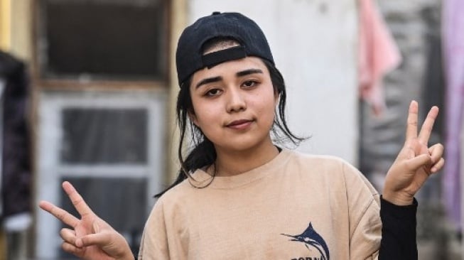 Atlet pengungsi Manizha Talash didiskualifikasi dari kompetisi breaking B-Girl di Olimpiade Paris 2024 karena jubah bertuliskan 'Bebaskan Wania Afghanistan'. (AFP)