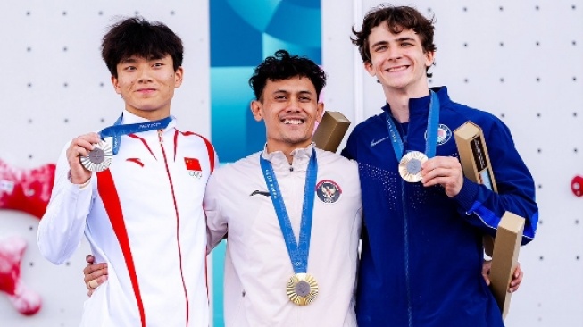 Veddriq Leonardo (Tengah) Saat Sukses Raih Medali Emas di Cabor Panjat Tebing Olimpiade Paris 2024 di Kategori Men' Speed. (instagram.com/@climbers)