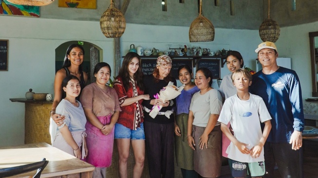 Luna Maya dan sang ibu, Desa Maya. [Instagram/@lunamaya]