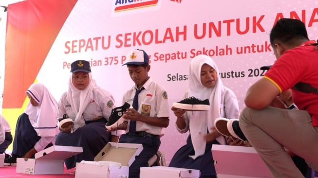 Sepatu untuk Anak Bangsa, Alfamart Berbagi Sepatu Sekolah pada Ratusan Anak di Lombok dan Bima