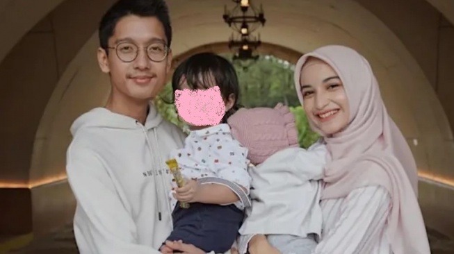 Cut Intan Nabila dan Armor Toreador bersama dua anak mereka. [Instagram]