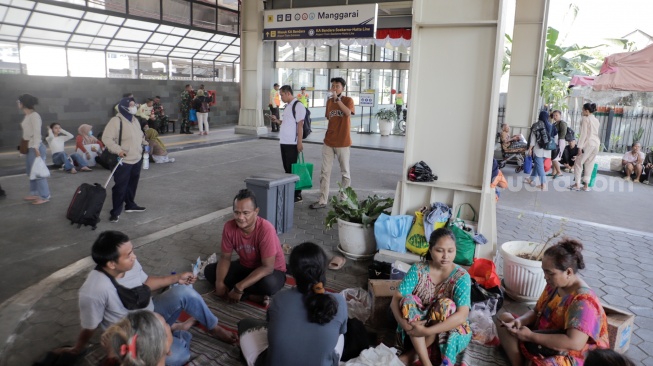 Warga korban kebakaran mengungsi di area Stasiun Manggarai, Jakarta, Selasa (13/8/2024). [Suara.com/Alfian Winanto]