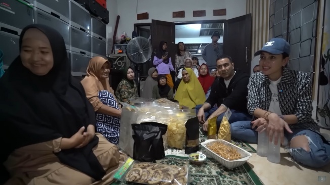 Potret Nikita Mirzani saat berada di Rumah Singgah Disabilitas Mandiri (YouTube/Crazy Nikmir REAL)