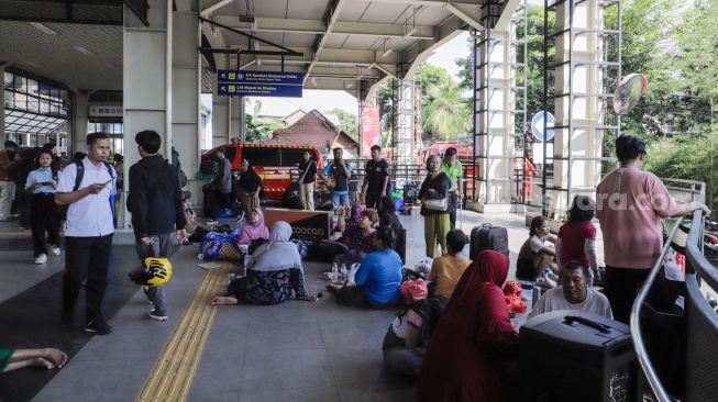 Warga korban kebakaran mengungsi di area Stasiun Manggarai, Jakarta, Selasa (13/8/2024). [Suara.com/Alfian Winanto]