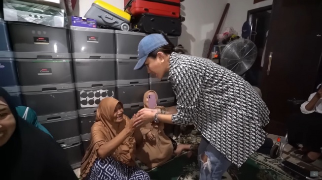 Potret Nikita Mirzani saat berada di Rumah Singgah Disabilitas Mandiri (YouTube/Crazy Nikmir REAL)