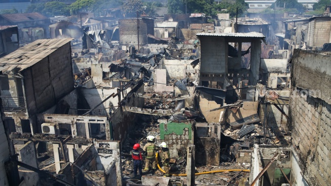 Kondisi pemukiman warga yang terbakar di kawasan Manggarai, Jakarta, Selasa (13/8/2024). [Suara.com/Alfian Winanto]