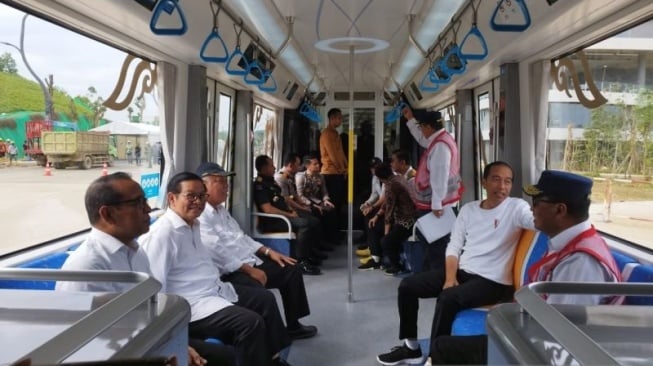 Jokowi Jajal Kereta Otonom Di IKN, Pastikan Bisa Angkut Tamu HUT Kemerdekaan