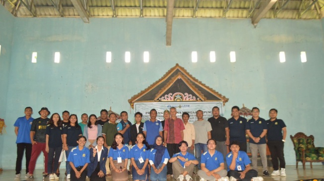 Sivitas akademika Universitas Udayana belum lama ini menggelar Focus Group Discussion (FGD) bertema “Pemberdayaan Masyarakat Dalam Mengantisipasi Pencemaran Logam Berat pada Air dan Biota Laut” di Desa Penyabangan, Buleleng, Bali. (Foto: Dok. Safira Azra) 