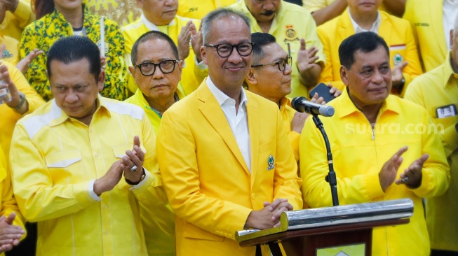 PLT Ketua Umum Partai Golkar, Agus Gumiwang Kartasasmita (tengah) memberikan pernyataan pers usai menggelar Rapat Pengurus Pleno di Kantor DPP Partai Golkar, Jakarta, Selasa (13/8/2024). [Suara.com/Alfian Winanto]