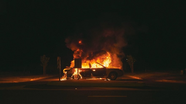 Ilustrasi mobil terbakar. (Unsplash/Matt Hearne)