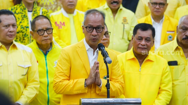 PLT Ketua Umum Partai Golkar, Agus Gumiwang Kartasasmita (tengah) memberikan pernyataan pers usai menggelar Rapat Pengurus Pleno di Kantor DPP Partai Golkar, Jakarta, Selasa (13/8/2024). [Suara.com/Alfian Winanto]