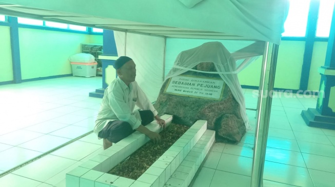 Ponidi (57) Ketua RT 05 RW 22 Kampung Bugen, Tlogosari Kulon, Pedurungan, Kota Semarang, menunjukkan Makam Syuhada di Kampung Bugen, Tlogosari Kulon, Pedurungan, Kota Semarang, Senin (12/8/2024). (Suara.com/Sigit AF)