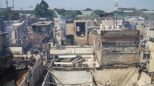 Kondisi pemukiman warga yang terbakar di kawasan Manggarai, Jakarta, Selasa (13/8/2024). [Suara.com/Alfian Winanto]