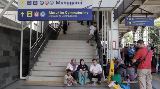 Warga korban kebakaran mengungsi di area Stasiun Manggarai, Jakarta, Selasa (13/8/2024). [Suara.com/Alfian Winanto]