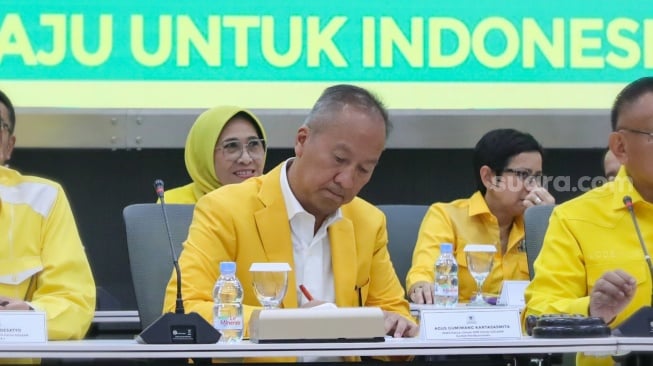 PLT Ketua Umum Partai Golkar, Agus Gumiwang Kartasasmita (tengah) saat mengikuti Rapat Pengurus Pleno di Kantor DPP Partai Golkar, Jakarta, Selasa (13/8/2024). [Suara.com/Alfian Winanto]