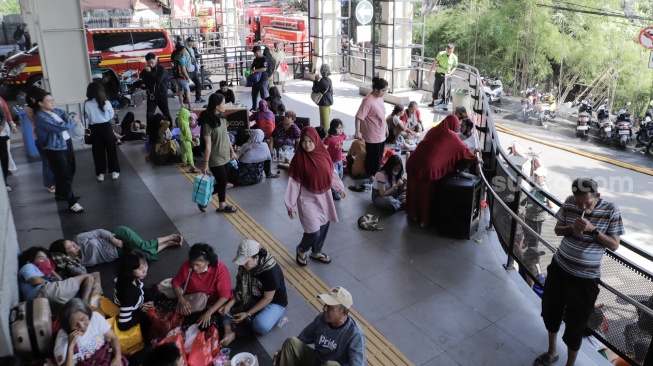 Warga korban kebakaran mengungsi di area Stasiun Manggarai, Jakarta, Selasa (13/8/2024). [Suara.com/Alfian Winanto]