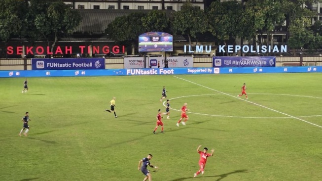 Kalahkan Semen Padang FC, Pelatih Borneo FC Tetap Keluhkan Rumput Stadion PTIK