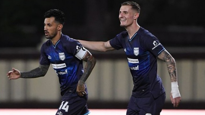 Winger Borneo FC, Stefano Lilipaly (kiri) berselebrasi usai mencetak gol ke gawang Semen Padang dalam pekan pertama BRI Liga 1 2024/2025 di Stadion PTIK Jakarta, Senin (13/8/2024). [Instagram @borneofc.id]