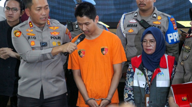 Kapolres Bogor AKBP Rio Wahyu Anggoro (kiri) didampingi Asisten Deputi Pelayanan Anak Yang Memerlukan Perlindungan Khusus Kementerian PPPA Atwirlany Ritonga (kanan) menginterograsi tersangka kasus kekerasan dalam rumah tangga (KDRT), penganiayaan dan kekerasan anak berinisial ATG (tengah) saat konferensi pers di Polres Bogor, Kabupaten Bogor, Jawa Barat, Rabu (14/8/2024). [ANTARA FOTO/Yulius Satria Wijaya/nym]