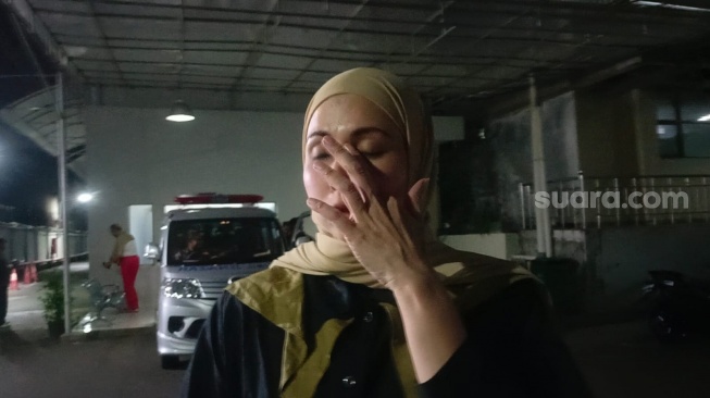 Deswita Maharani ditemui di Rumah Sakit Pusat Pertamina (RSPP), Jakarta Selatan pada Rabu (14/8/2024) untuk menjemput jenazah ibu mertuanya yang meninggal dunia sore tadi. [Rena Pangesti/Suara.com]