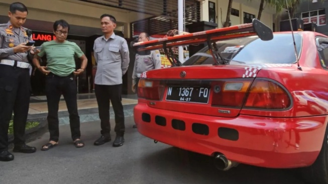 Viral di Malang! Mobil Pakai Lampu 'Blitz' Bikin Silau, Polisi Tandai SIM Pemiliknya