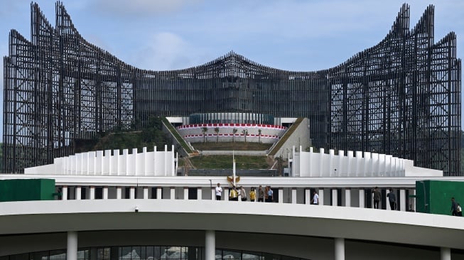 Presiden Joko Widodo (kiri) didampingi Plt Kepala OIKN Basuki Hadimuljono (kedua kiri) meninjau Sumbu Kebangsaan sebelum peresmian Plaza Seremoni Sumbu Kebangsaan di Ibu Kota Nusantara, Kalimantan Timur, Rabu (14/8/2024). [ANTARA FOTO/Sigid Kurniawan/foc]