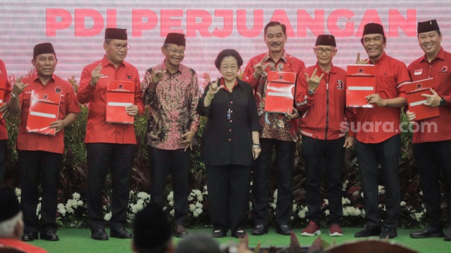 Ketua Umum PDI Perjuangan Megawati Soekarnoputri (tengah) menyerahkan surat rekomendasi partai untuk para Calon Kepala Daerah di Kantor DPP PDIP, Jakarta, Rabu (14/8/2024). [Suara.com/Alfian Winanto]