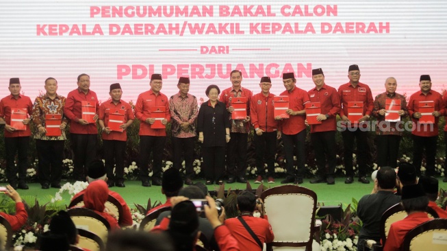 Ketua Umum PDI Perjuangan Megawati Soekarnoputri (tengah) menyerahkan surat rekomendasi partai untuk para Calon Kepala Daerah di Kantor DPP PDIP, Jakarta, Rabu (14/8/2024). [Suara.com/Alfian Winanto]