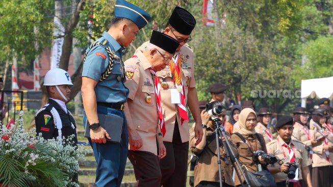 Wakil Presiden Ma`ruf Amin (tengah) didampingi Ketua Kwarnas Pramuka Budi Waseso (kanan) saat peringatan HUT Pramuka di Buperta Cibubur, Jakarta, Rabu (14/8/2024). [Suara.com/Alfian Winanto]