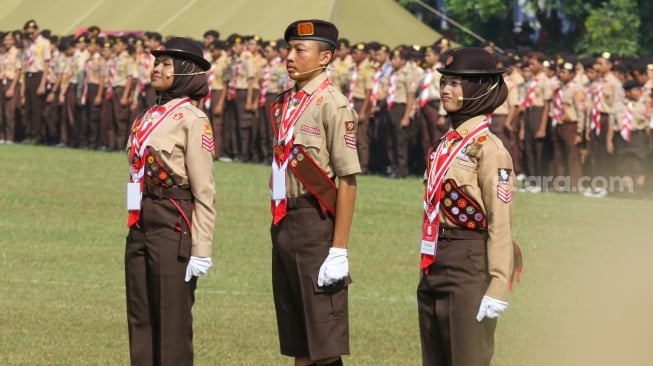 Anggota Pramuka mengikuti upacara saat peringatan HUT Pramuka di Buperta Cibubur, Jakarta, Rabu (14/8/2024). [Suara.com/Alfian Winanto]