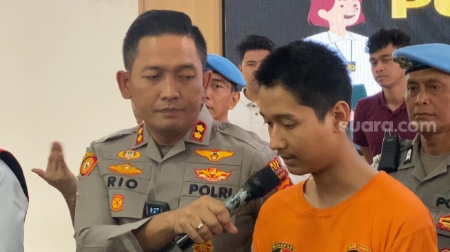 Suami selebgram Cut Intan Nabila, Armor Toreador usai jadi tersangka tindak KDRT di Mapolres Bogor, Jawa Barat, Rabu (14/8/2024). [Suara.com/Adiyoga Priyambodo]