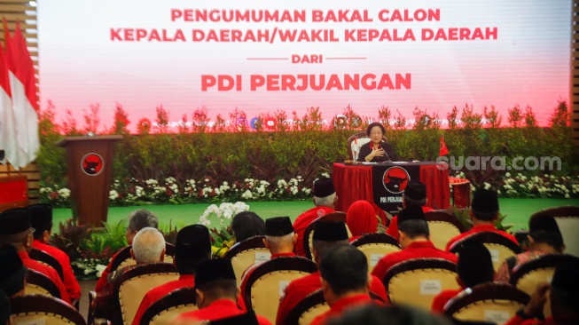 Ketua Umum PDI Perjuangan Megawati Soekarnoputri memberikan pidato saat acara Pengumuman Bakal Calon Kepala Daerah di Kantor DPP PDIP, Jakarta, Rabu (14/8/2024). [Suara.com/Alfian Winanto]