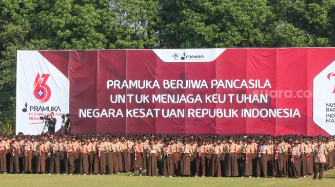 Anggota Pramuka mengikuti upacara saat peringatan HUT Pramuka di Buperta Cibubur, Jakarta, Rabu (14/8/2024). [Suara.com/Alfian Winanto]