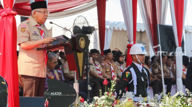 Wakil Presiden Ma`ruf Amin (tengah) memberikan sambutan saat peringatan HUT Pramuka di Buperta Cibubur, Jakarta, Rabu (14/8/2024). [Suara.com/Alfian Winanto]