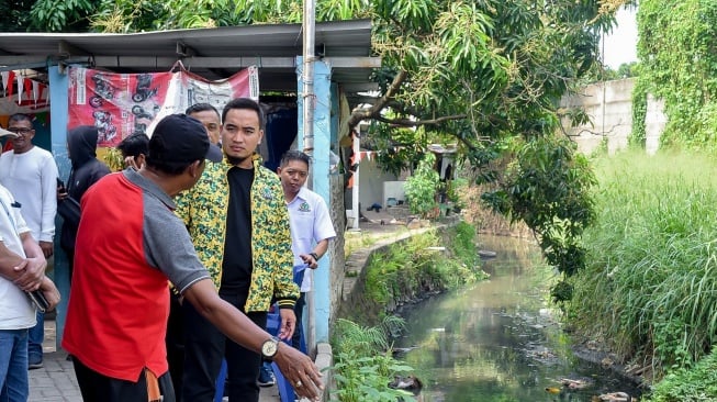 Robinsar Bantu Penanganan Banjir di Cilegon, Keruk Sungai Pakai Alat Berat