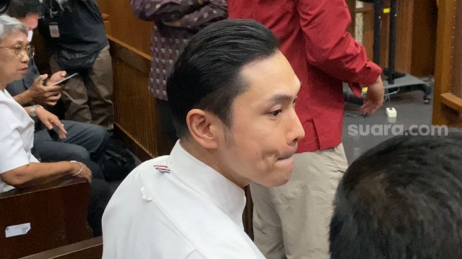 Harvey Moeis suami Sandra Dewi saat hendak jalani sidang perdana kasus korupsi di Pengadilan Tindak Pidana Korupsi (Tipikor) hari ini, Rabu (14/8/2024) [Suara.com/Tiara Rosana].