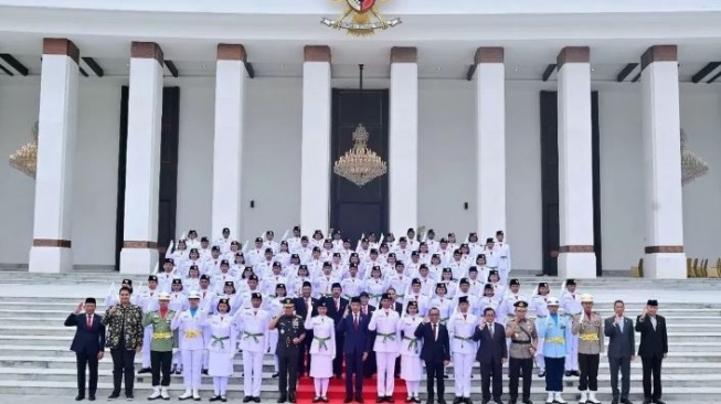 Paskibraka Upacara Peringatan Hari Kemerdekaan ke-79 RI di IKN tengah berfoto bersama Presiden Jokowi. [Instagram/Jokowi]