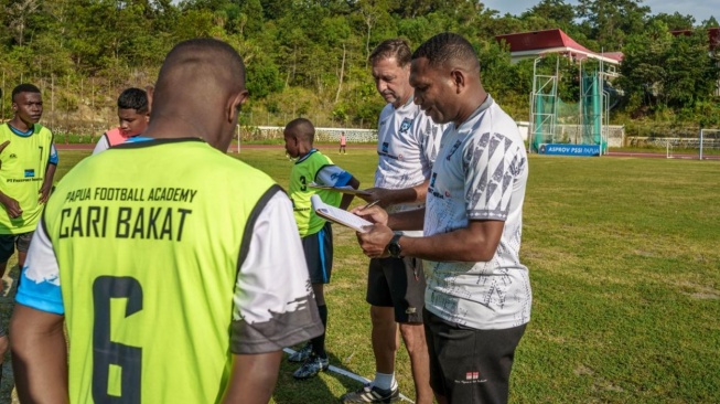 Pelatih Kepala PFA Ardiles Rumbiak bersama Direktur Akademi PFA Wolfgang Pikal saat PFA Cari Bakat Final Camp bersama 60 anak-anak terpilih dari 18 kabupaten/kota di Jayapura [Dok PT Freeport Indonesia]