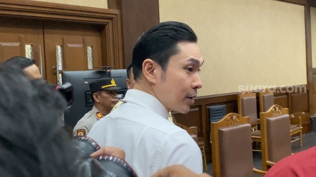 Harvey Moeis, suami Sandra Dewi saat menjalani sidang perdana kasus dugaan korupsi timah di Pengadilan Tindak Pidana Korupsi (Tipikor) Jakarta, Rabu (14/7/2024). [Suara.com/Tiara Rosana]