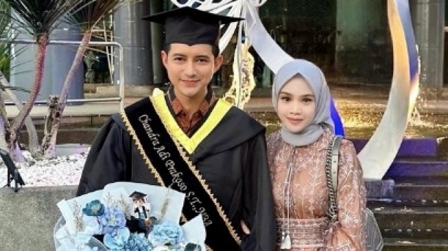 Kebahagiaan Chand Kelvin Wisuda S2 di Malaysia, Dea Sahirah Setia Mendampingi