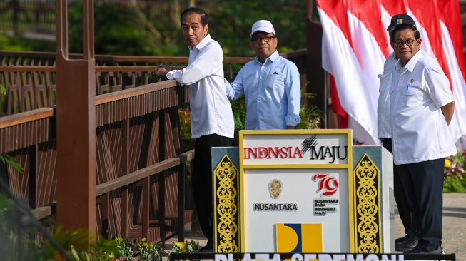 Presiden Joko Widodo (kiri) didampingi Seskab Pramono Anung (kanan) dan Mensesneg Pratikno meninjau Plaza Seremoni Sumbu Kebangsaan usai diresmikan di Ibu Kota Nusantara, Kalimantan Timur, Rabu (14/8/2024). [ANTARA FOTO/Sigid Kurniawan/foc]