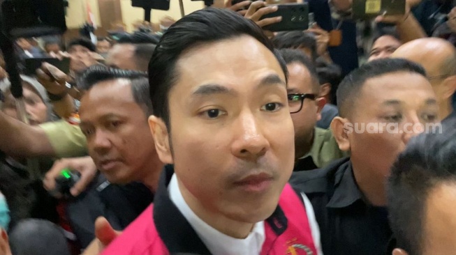 Harvey Moeis, suami Sandra Dewi usai menjalani sidang perdana kasus korupsi timah di Pengadilan Tindak Pidana Korupsi (Tipikor) Jakarta, Rabu (14/8/2024). [Suara.com/Tiara Rosana]