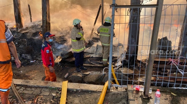 Kebakaran di kawasan Penjaringan, Jakarta Utara menewaskan seorang wanita lansia bernama Sopiah (75). (Suara.com/Faqih)