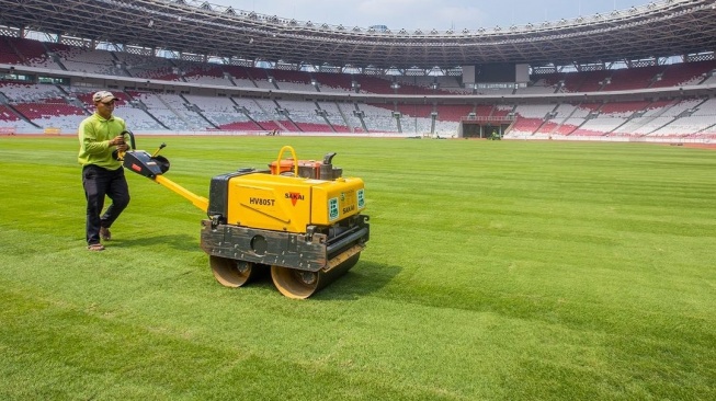 Kondisi rumput Stadion Utama Gelora Bung Karno (SUGBK), Senayan, Jakarta pasca tahap penanapan dalam proses revitalisasi, Senin (12/8/2024). [Dok. Instagram/@love_GBK]