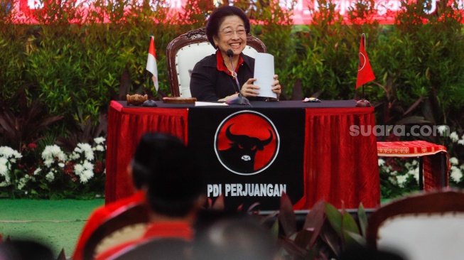 Ketua Umum PDI Perjuangan Megawati Soekarnoputri memberikan pidato saat acara Pengumuman Bakal Calon Kepala Daerah di Kantor DPP PDIP, Jakarta, Rabu (14/8/2024). [Suara.com/Alfian Winanto]