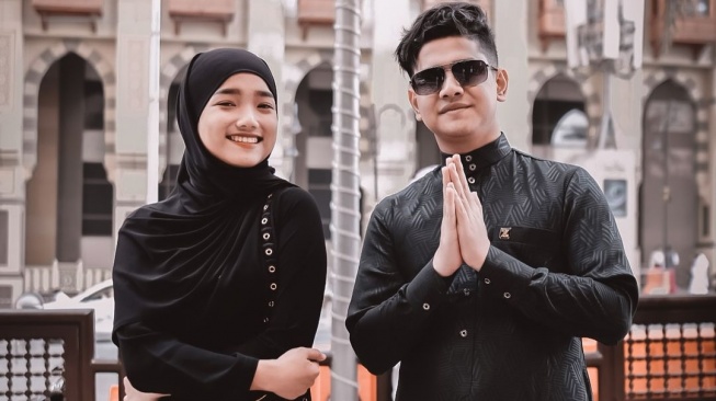 Kenang Momen Umrah, Syakir Daulay Posting Foto Bareng Fuji, Langsung Dijodohkan Warganet