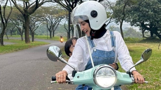 Cut Intan Nabila berada di atas Vespa Primavera (Instagram)