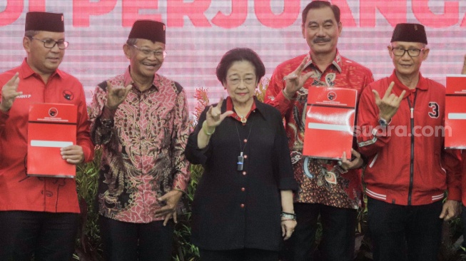 Ketua Umum PDI Perjuangan Megawati Soekarnoputri (tengah) menyerahkan surat rekomendasi partai untuk para Calon Kepala Daerah di Kantor DPP PDIP, Jakarta, Rabu (14/8/2024). [Suara.com/Alfian Winanto]