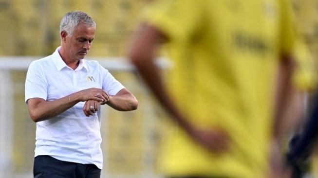 Pelatih Fenerbahce asal Portugal, Jose Mourinho, melihat jam tangannya sebelum pertandingan leg kedua Kualifikasi ke-3 Liga Champions UEFA antara Fenerbahce vs Lille di Stadion Fenerbahçe Sükrü Saracolu di Istanbul pada 13 Agustus 2024.Ozan KOSE / AFP